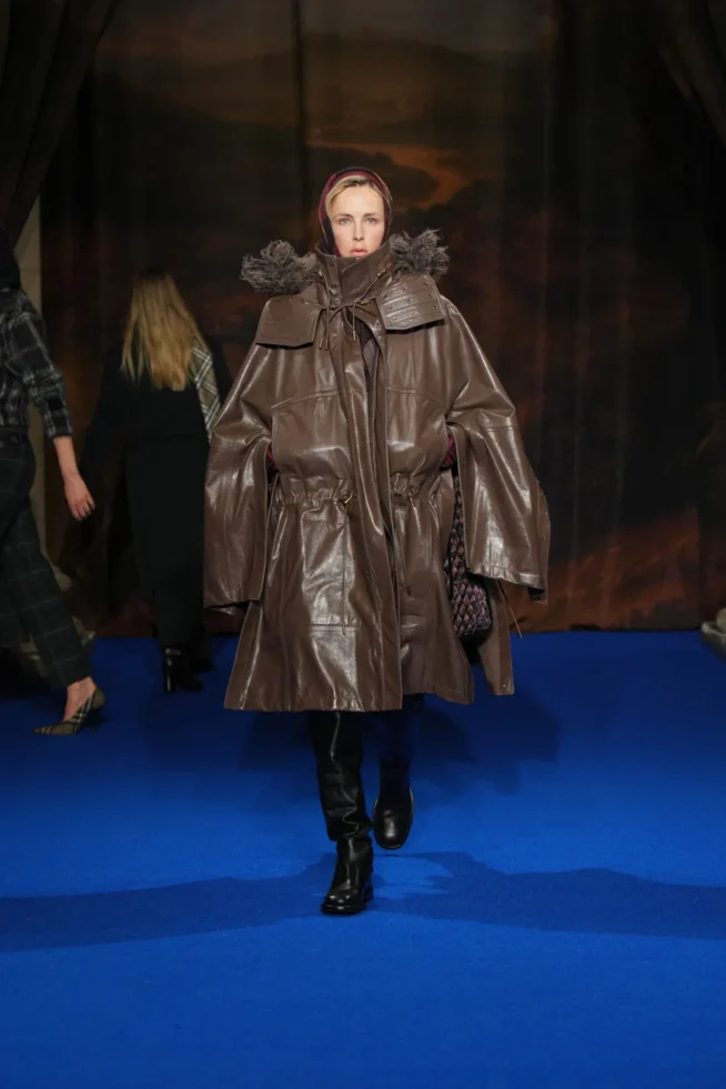 DT_BURBERRY_2025_W25_FEBRUARY_SHOW_RUNWAY_LOOK_FRONT_20_RGB _2x3