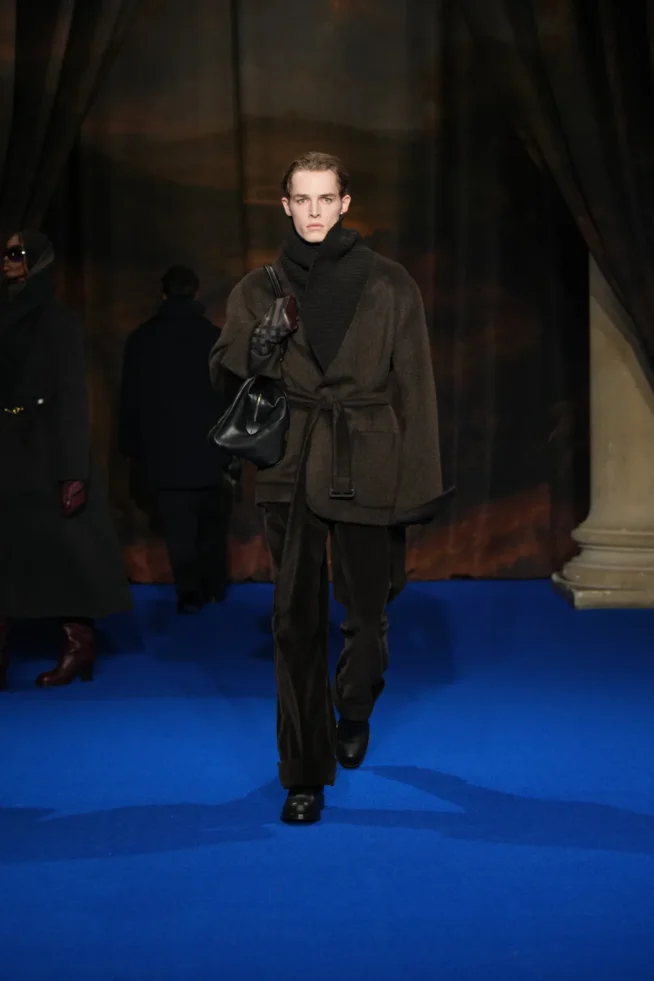 DT_BURBERRY_2025_W25_FEBRUARY_SHOW_RUNWAY_LOOK_FRONT_24_RGB _2x3