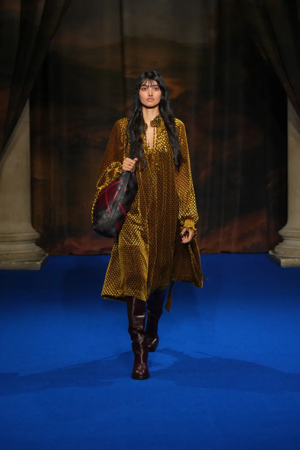 DT_BURBERRY_2025_W25_FEBRUARY_SHOW_RUNWAY_LOOK_FRONT_30_RGB _2x3