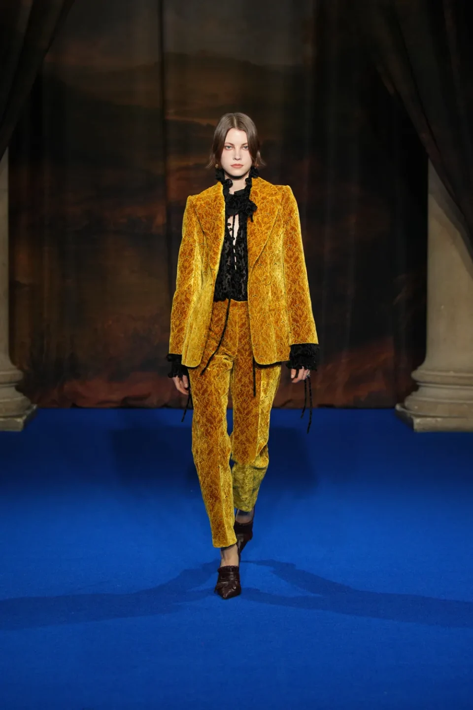 DT_BURBERRY_2025_W25_FEBRUARY_SHOW_RUNWAY_LOOK_FRONT_32_RGB _2x3