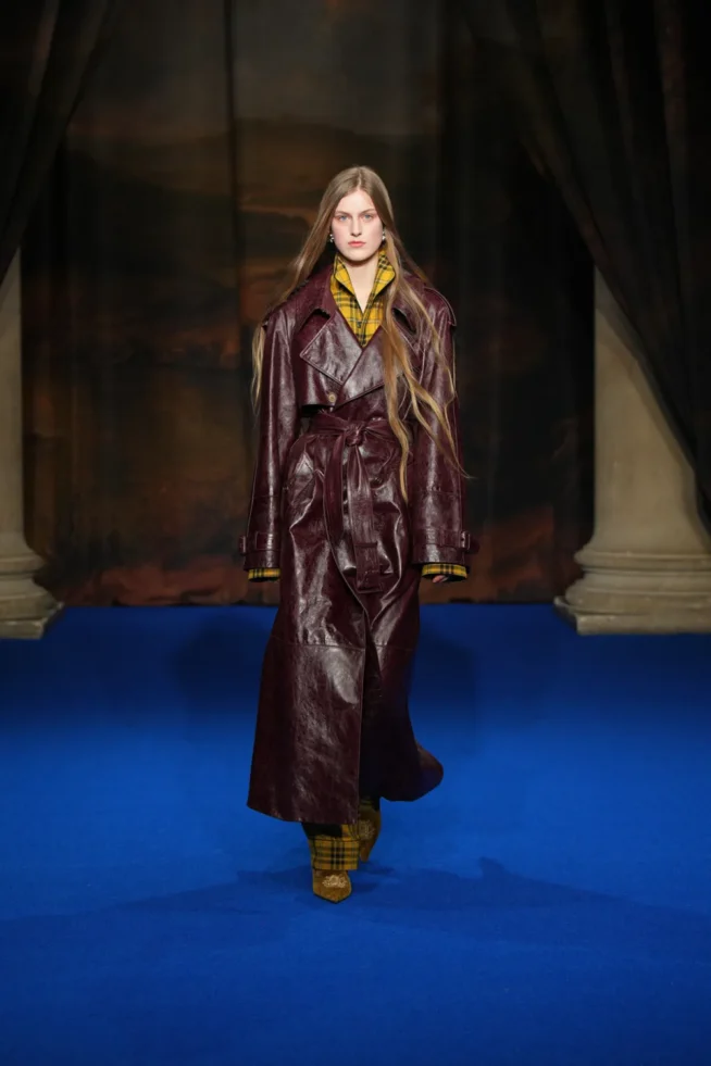 DT_BURBERRY_2025_W25_FEBRUARY_SHOW_RUNWAY_LOOK_FRONT_34_RGB _2x3