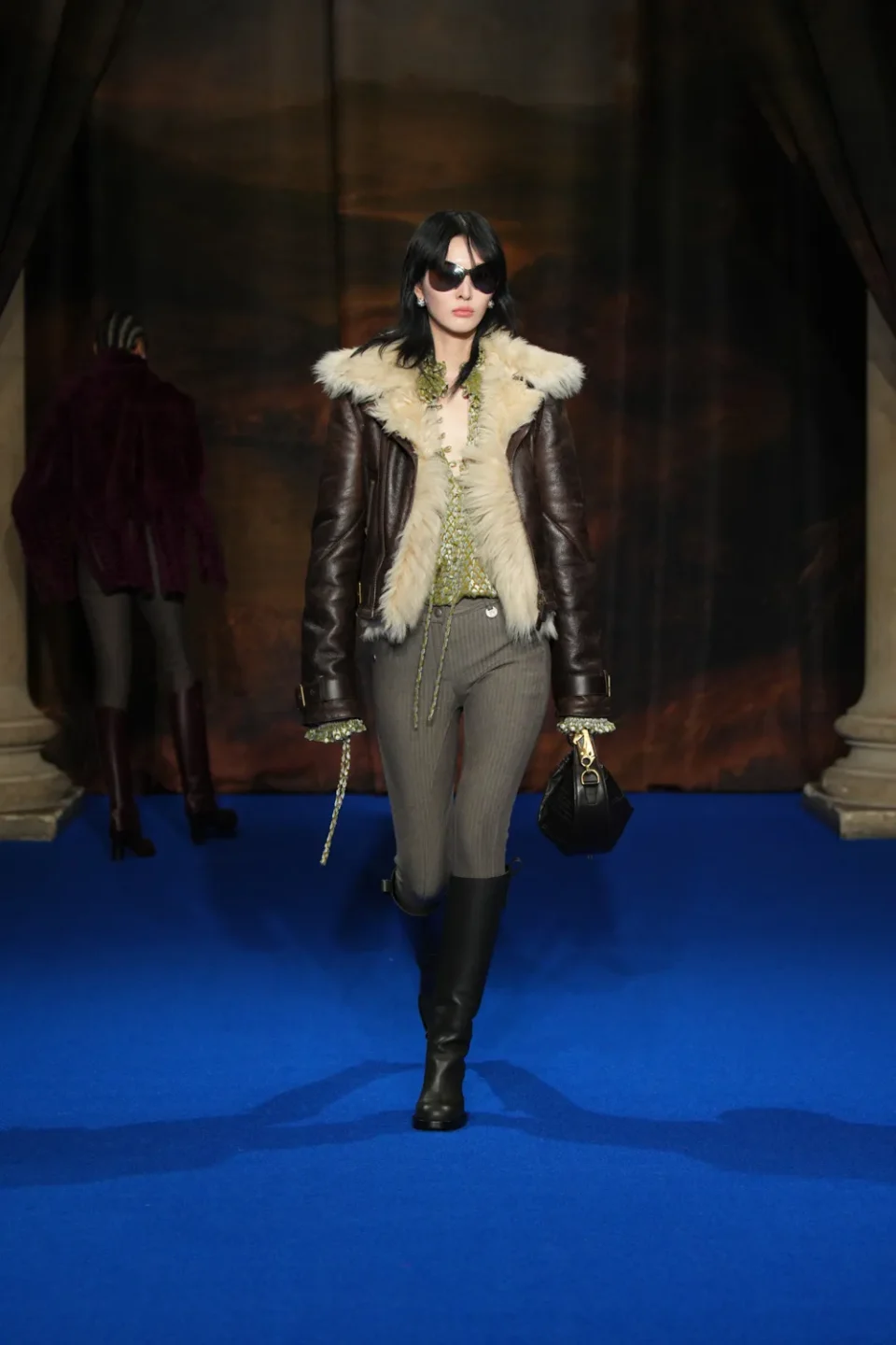 DT_BURBERRY_2025_W25_FEBRUARY_SHOW_RUNWAY_LOOK_FRONT_40_RGB _2x3