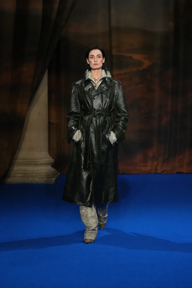 DT_BURBERRY_2025_W25_FEBRUARY_SHOW_RUNWAY_LOOK_FRONT_42_RGB _2x3