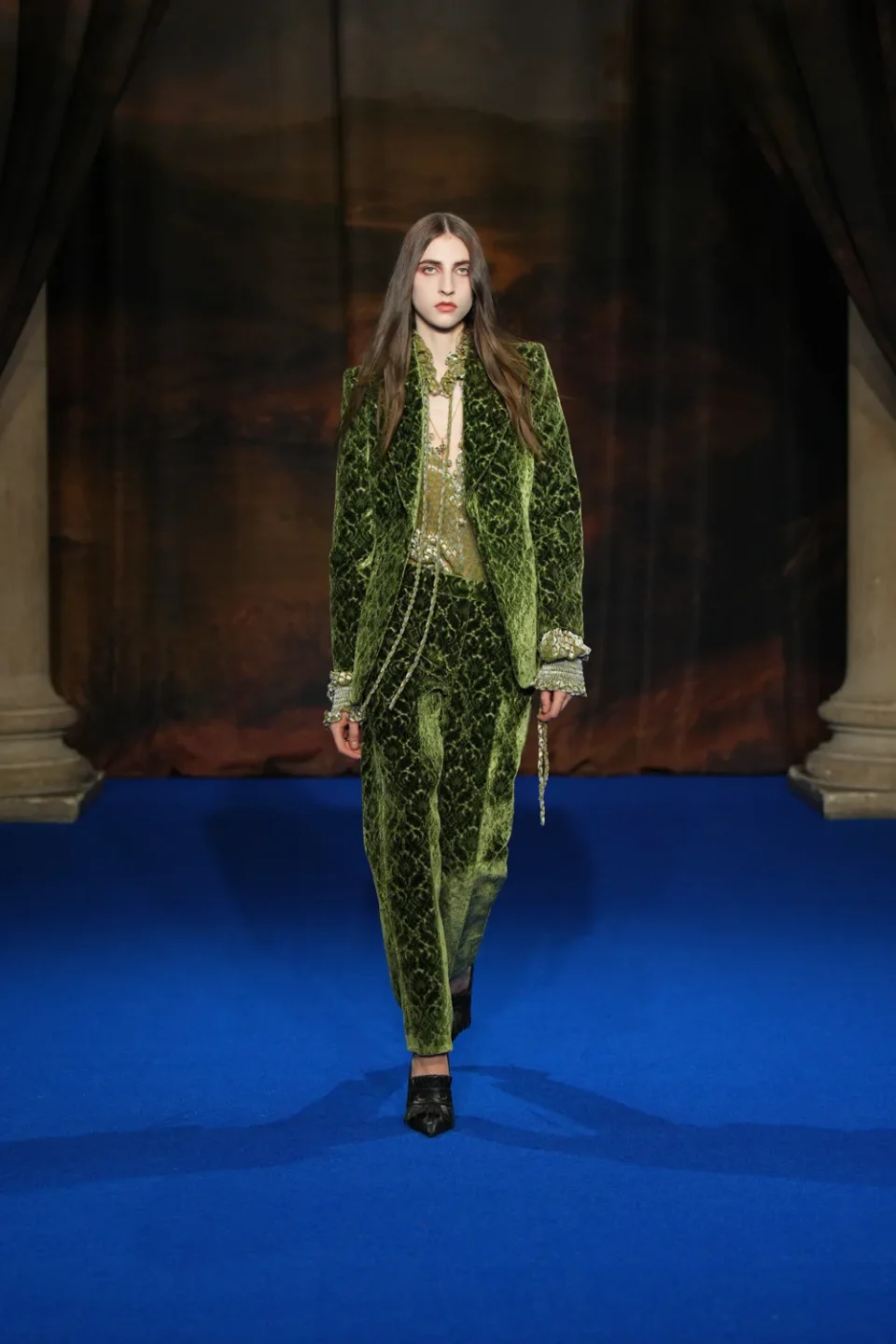 DT_BURBERRY_2025_W25_FEBRUARY_SHOW_RUNWAY_LOOK_FRONT_43_RGB _2x3