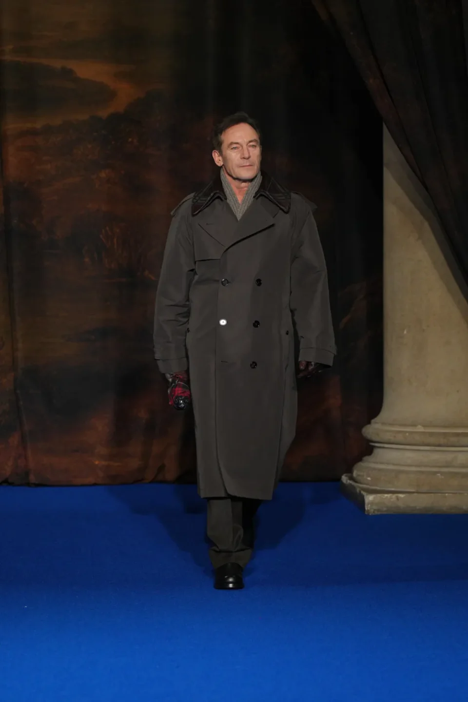DT_BURBERRY_2025_W25_FEBRUARY_SHOW_RUNWAY_LOOK_FRONT_45_RGB _2x3