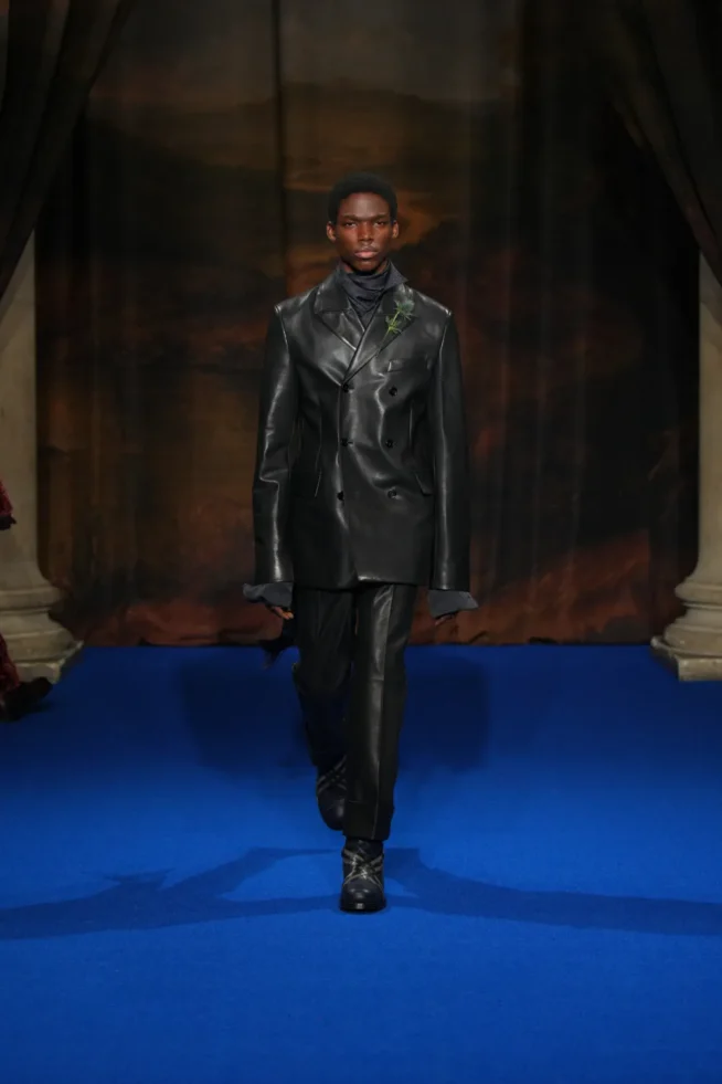 DT_BURBERRY_2025_W25_FEBRUARY_SHOW_RUNWAY_LOOK_FRONT_60_RGB _2x3