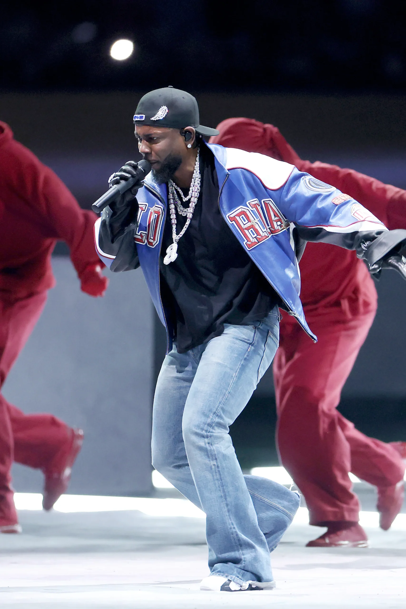 A calça nunca mente: O guia definitivo do jeans
Do jeans bootcut de Kendrick Lamar no Super Bowl aos cortes mais ajustados, o denim segue como termômetro cultural. Mas qual modelagem escolher?
