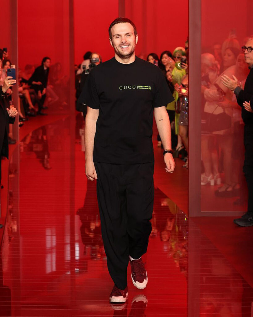Gucci anuncia a saída de Sabato de Sarno
Há apenas dois anos na posição e quedas bruscas nas vendas, a marca italiana decide encerrar o contrato do designer.