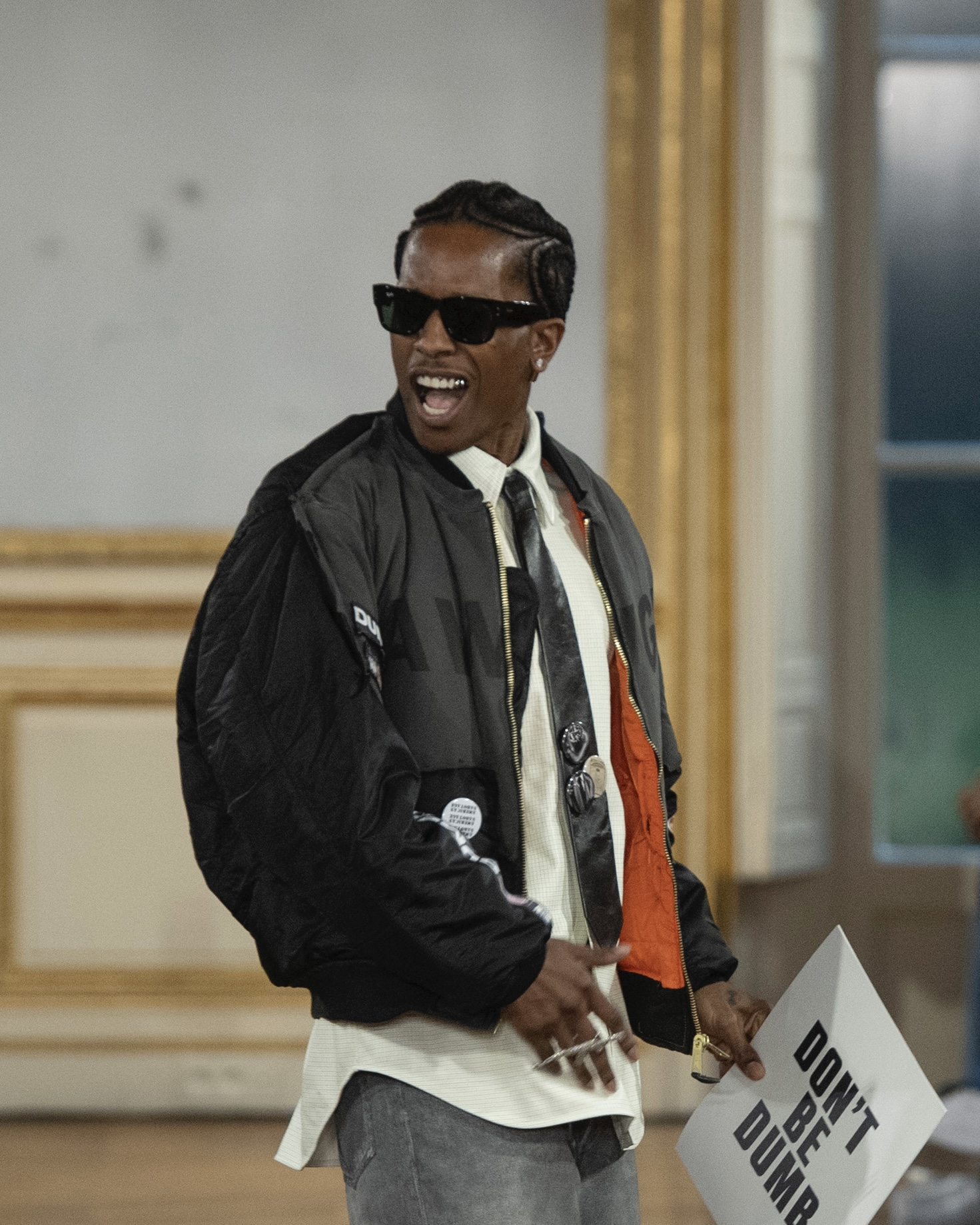 Saint Laurent lança novo restaurante de Sushi em Paris, Hermés anunciou um bônus de 4500 euros para seus funcionários, A$AP Rocky é anunciado o novo diretor criativo da Ray-Ban e mais.