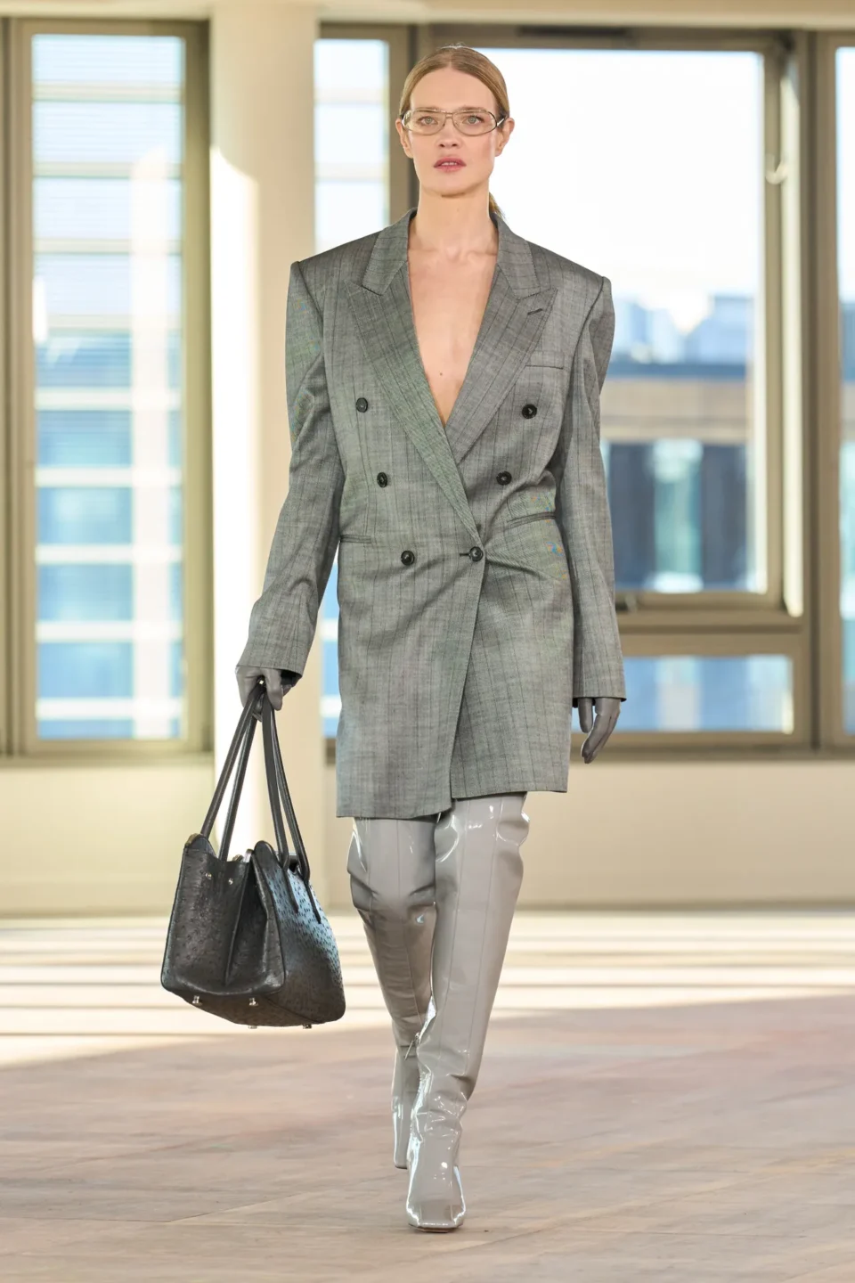 00001-stella-mccartney-fall-2025-ready-to-wear-credit-gorunway