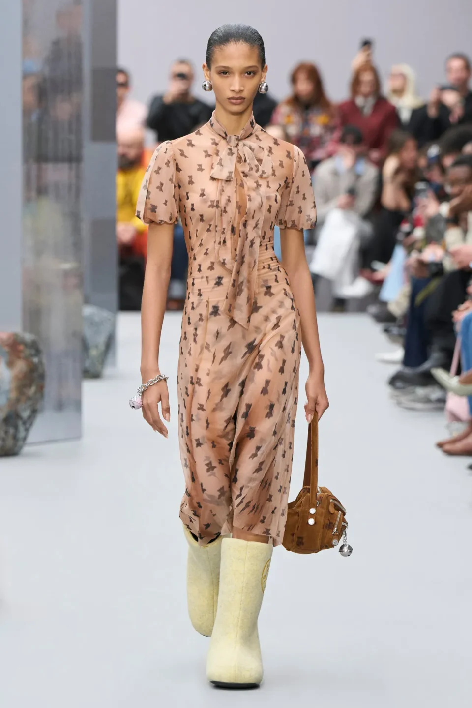 00002-acne-studios-fall-2025-ready-to-wear-credit-gorunway