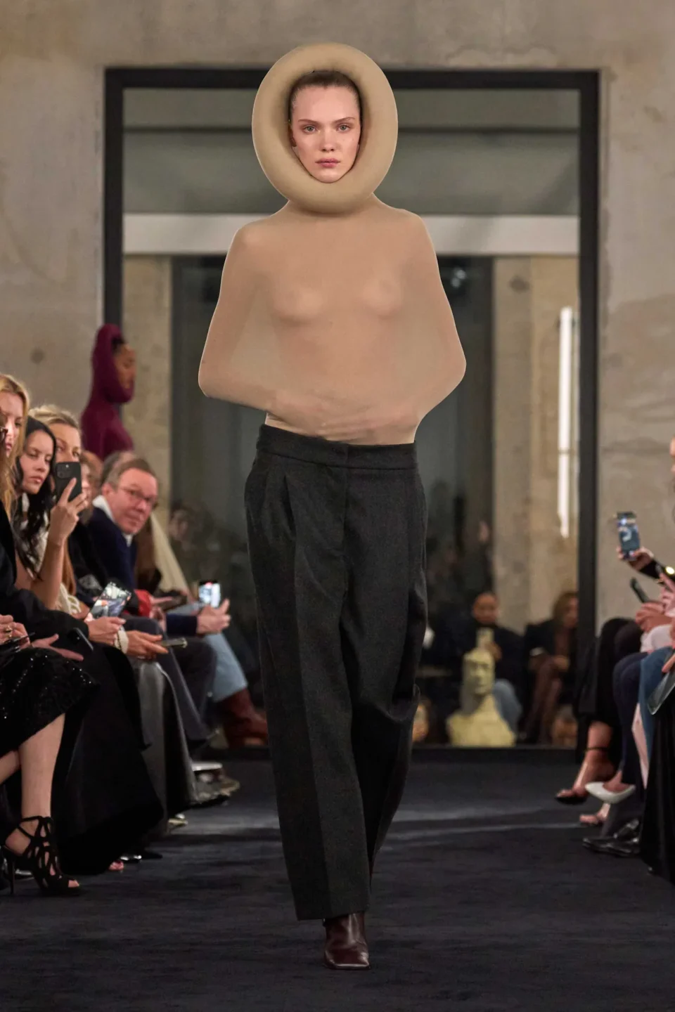 00002-alaia-fall-2025-ready-to-wear-credit-brand