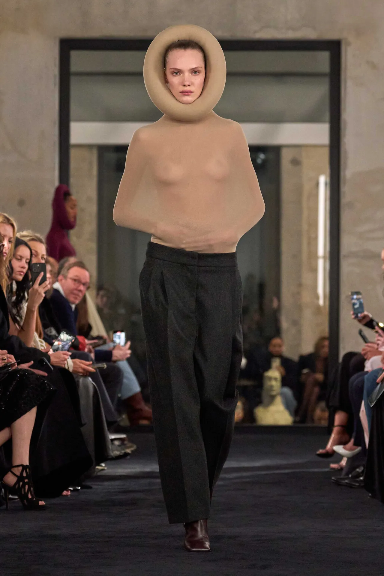 00002-alaia-fall-2025-ready-to-wear-credit-brand