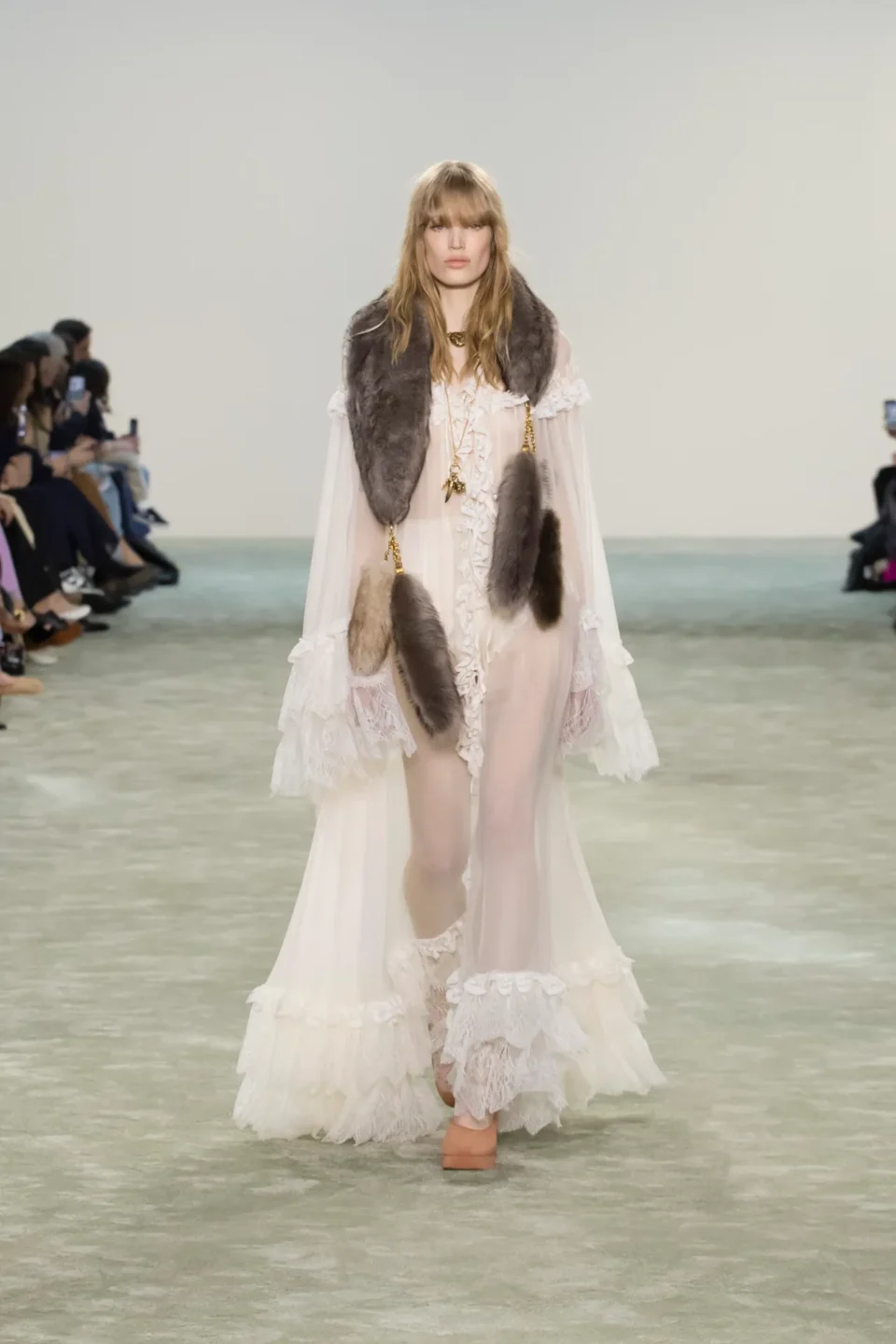 00002-chloe-fall-2025-ready-to-wear-credit-brand