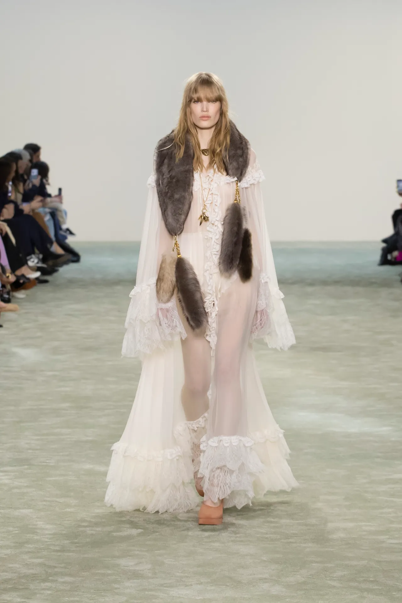 00002-chloe-fall-2025-ready-to-wear-credit-brand