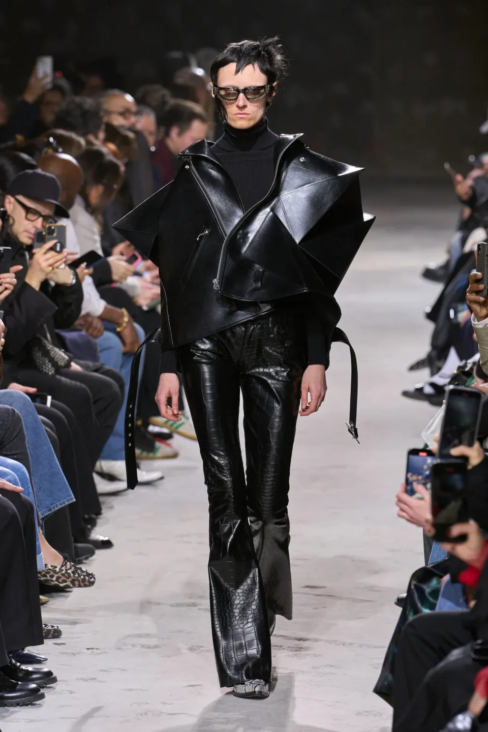 00002-junya-watanabe-fall-2025-ready-to-wear-credit-gorunway