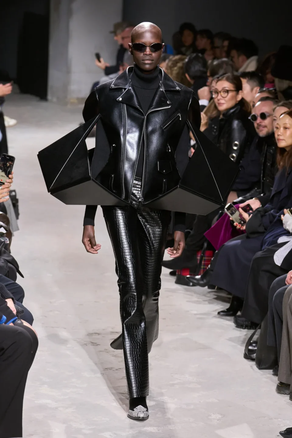 00003-junya-watanabe-fall-2025-ready-to-wear-credit-gorunway