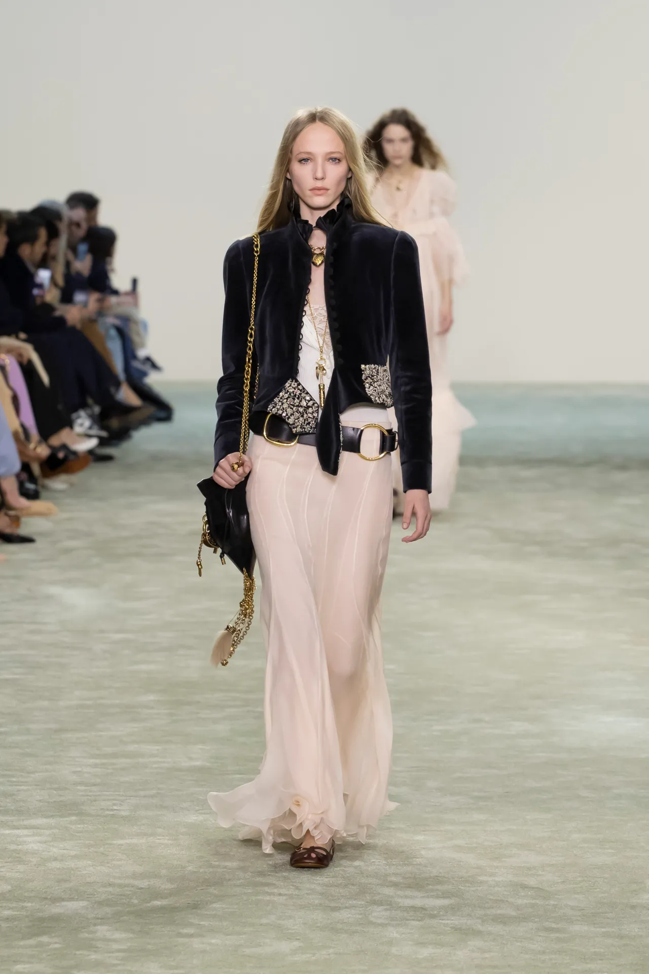 00004-chloe-fall-2025-ready-to-wear-credit-brand