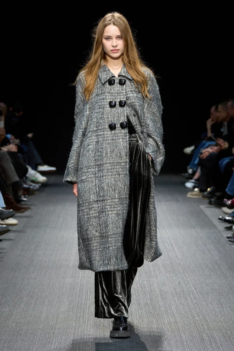 00004-emporio-armani-fall-2025-ready-to-wear-credit-gorunway