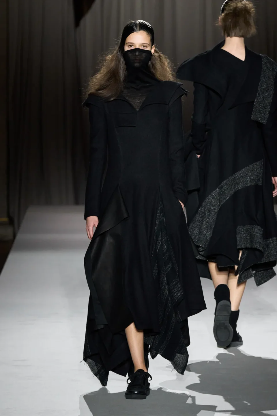 00004-yohji-yamamoto-fall-2025-ready-to-wear-credit-gorunway