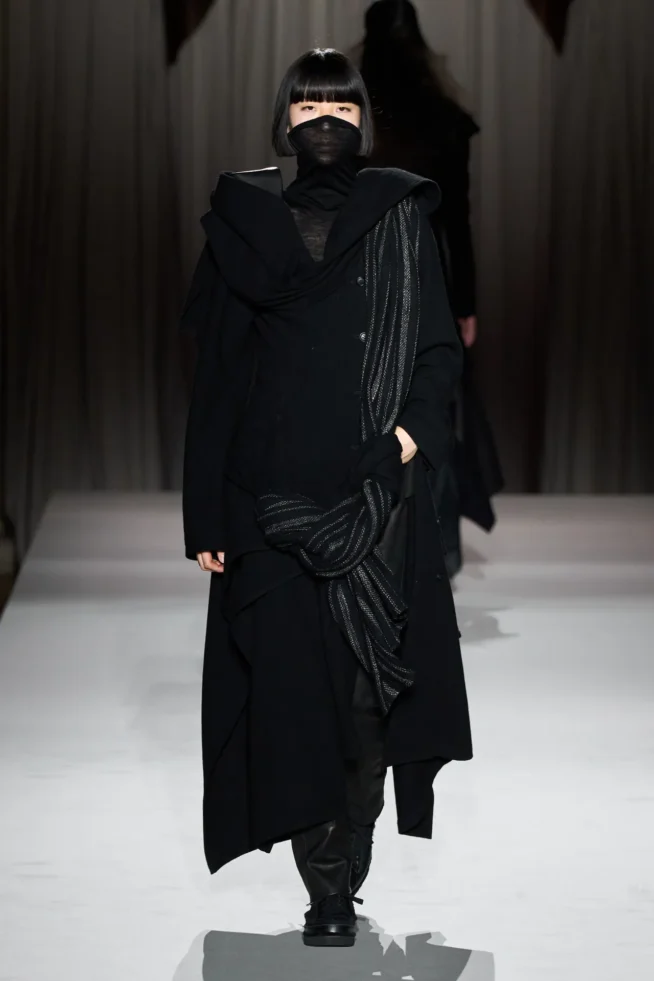 00005-yohji-yamamoto-fall-2025-ready-to-wear-credit-gorunway