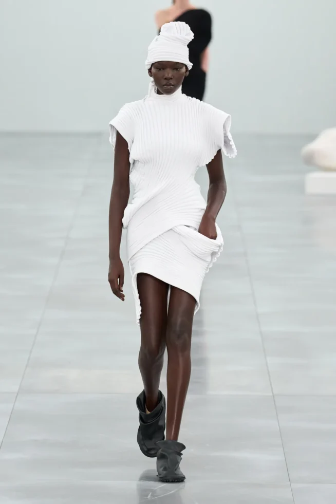 00006-issey-miyake-fall-2025-ready-to-wear-credit-gorunway