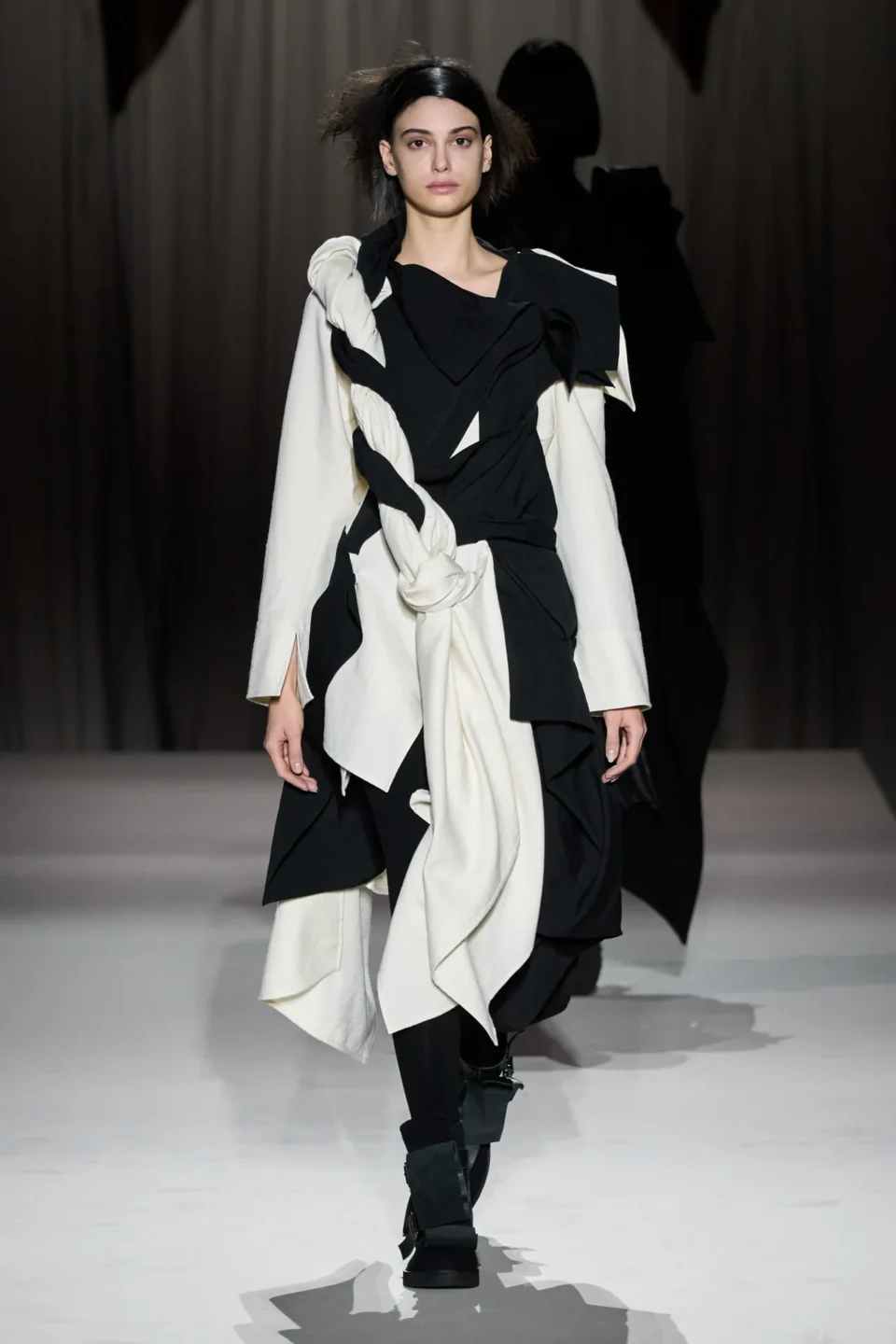 00006-yohji-yamamoto-fall-2025-ready-to-wear-credit-gorunway