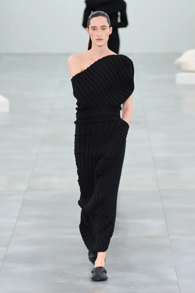 00007-issey-miyake-fall-2025-ready-to-wear-credit-gorunway