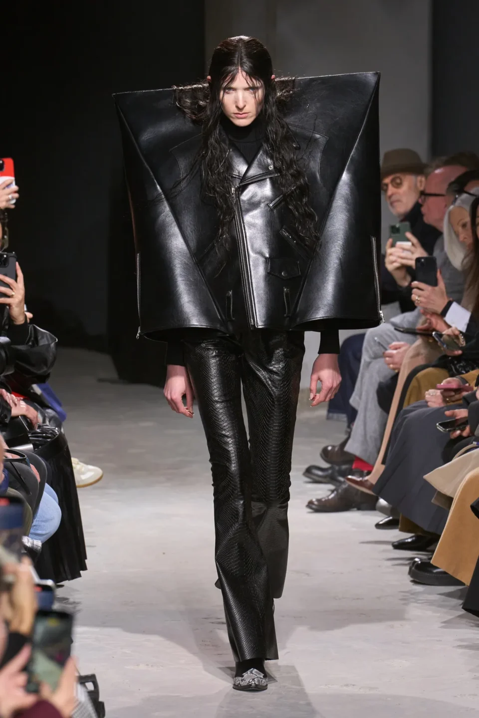 00007-junya-watanabe-fall-2025-ready-to-wear-credit-gorunway