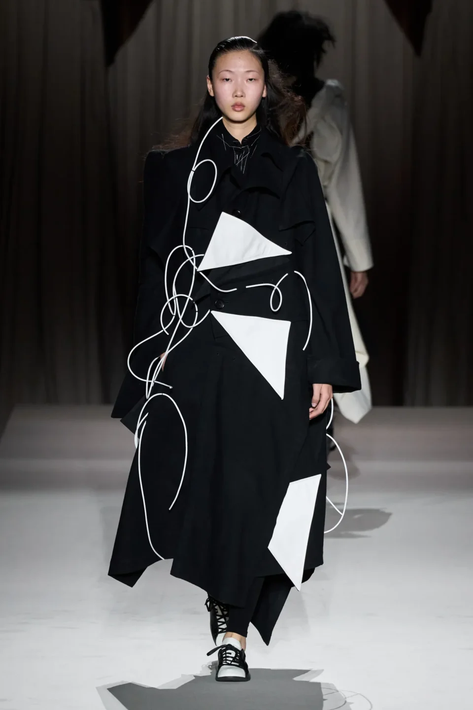 00007-yohji-yamamoto-fall-2025-ready-to-wear-credit-gorunway