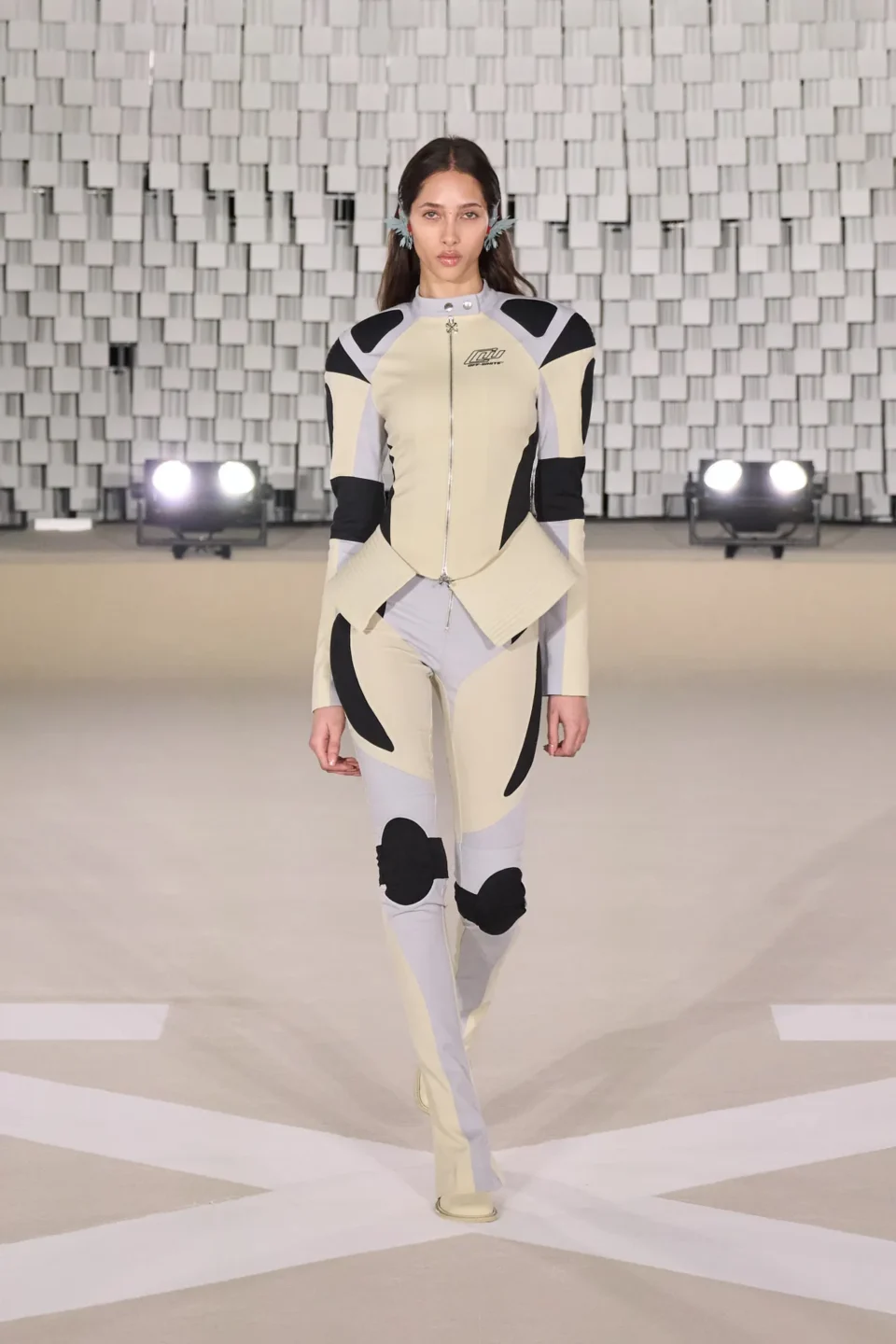 00008-off-white-fall-2025-ready-to-wear-credit-gorunway