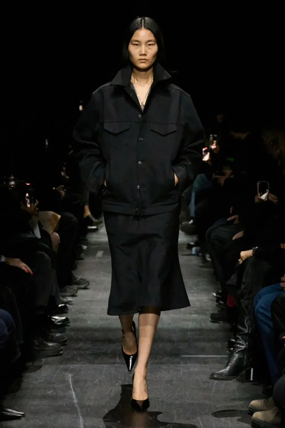 00010-balenciaga-fall-2025-ready-to-wear-credit-gorunway