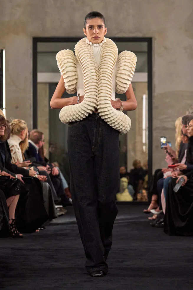 00011-alaia-fall-2025-ready-to-wear-credit-brand