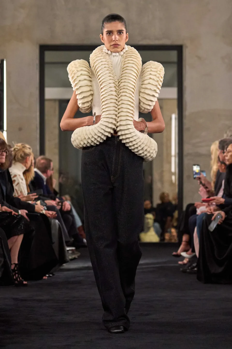 00011-alaia-fall-2025-ready-to-wear-credit-brand