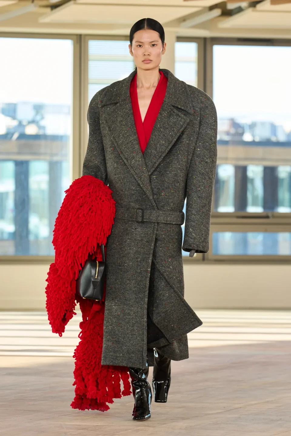 00012-stella-mccartney-fall-2025-ready-to-wear-credit-gorunway