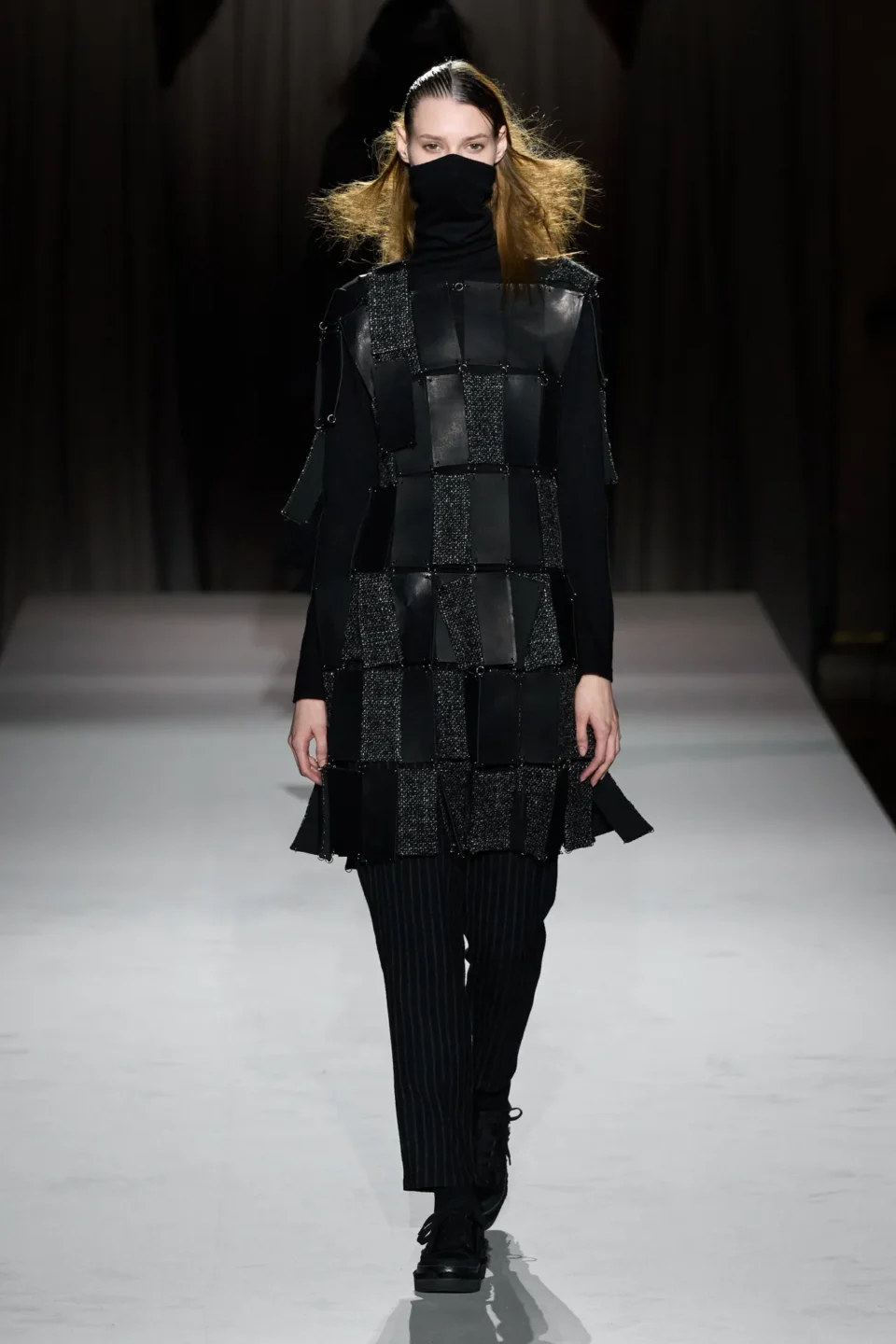 00012-yohji-yamamoto-fall-2025-ready-to-wear-credit-gorunway