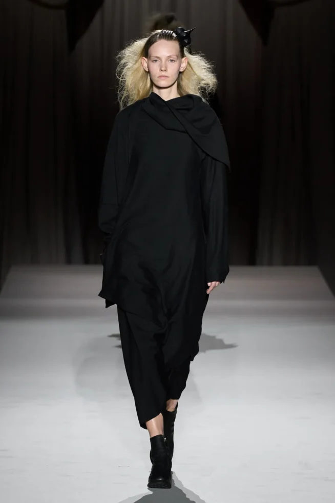 00015-yohji-yamamoto-fall-2025-ready-to-wear-credit-gorunway