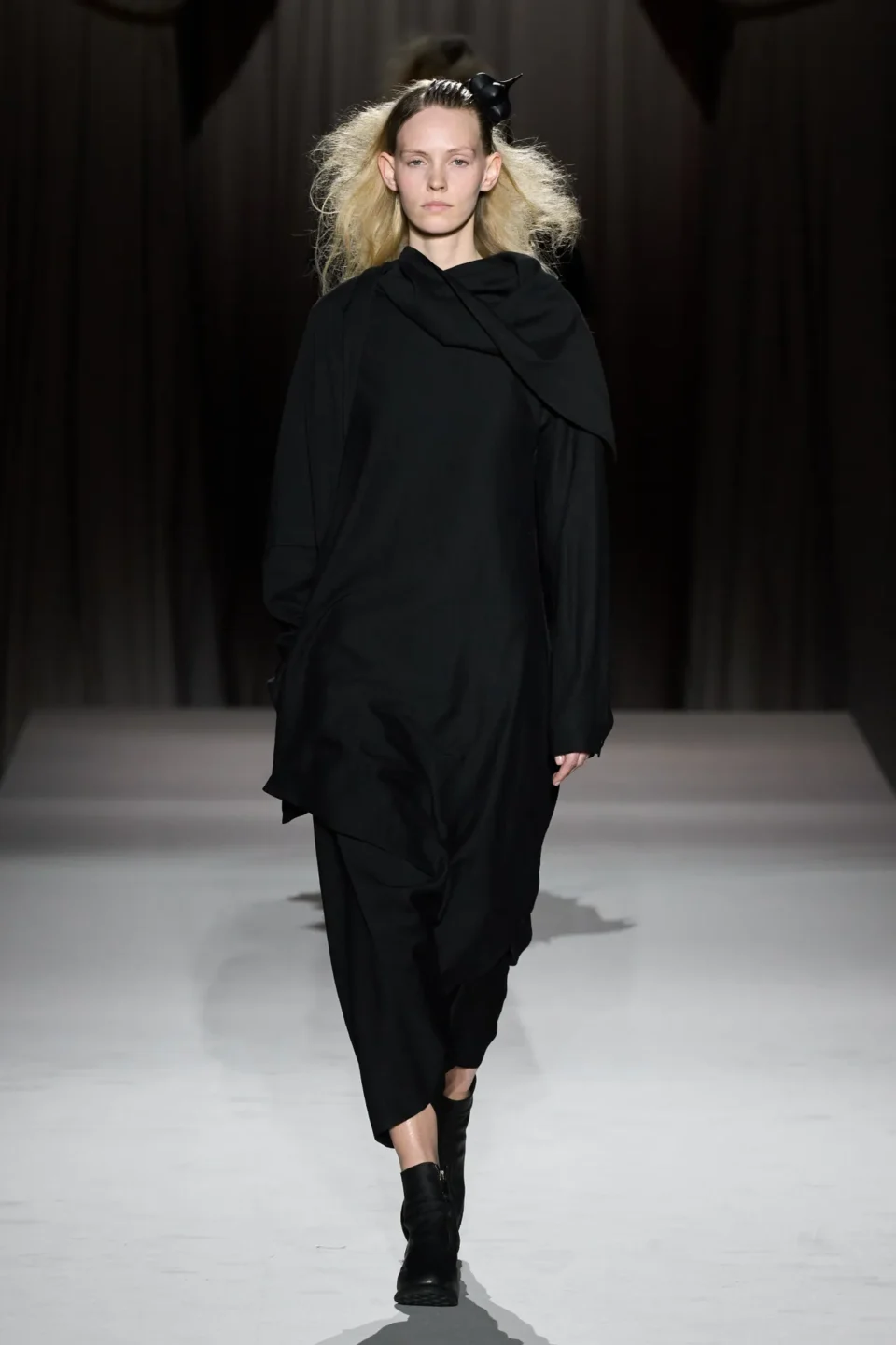 00015-yohji-yamamoto-fall-2025-ready-to-wear-credit-gorunway