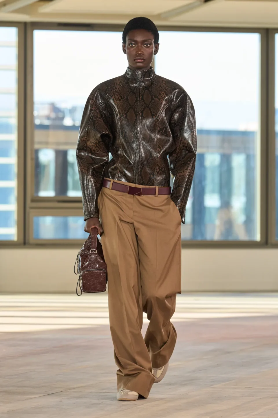 00016-stella-mccartney-fall-2025-ready-to-wear-credit-gorunway