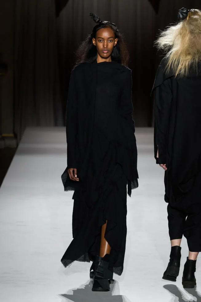 00016-yohji-yamamoto-fall-2025-ready-to-wear-credit-gorunway