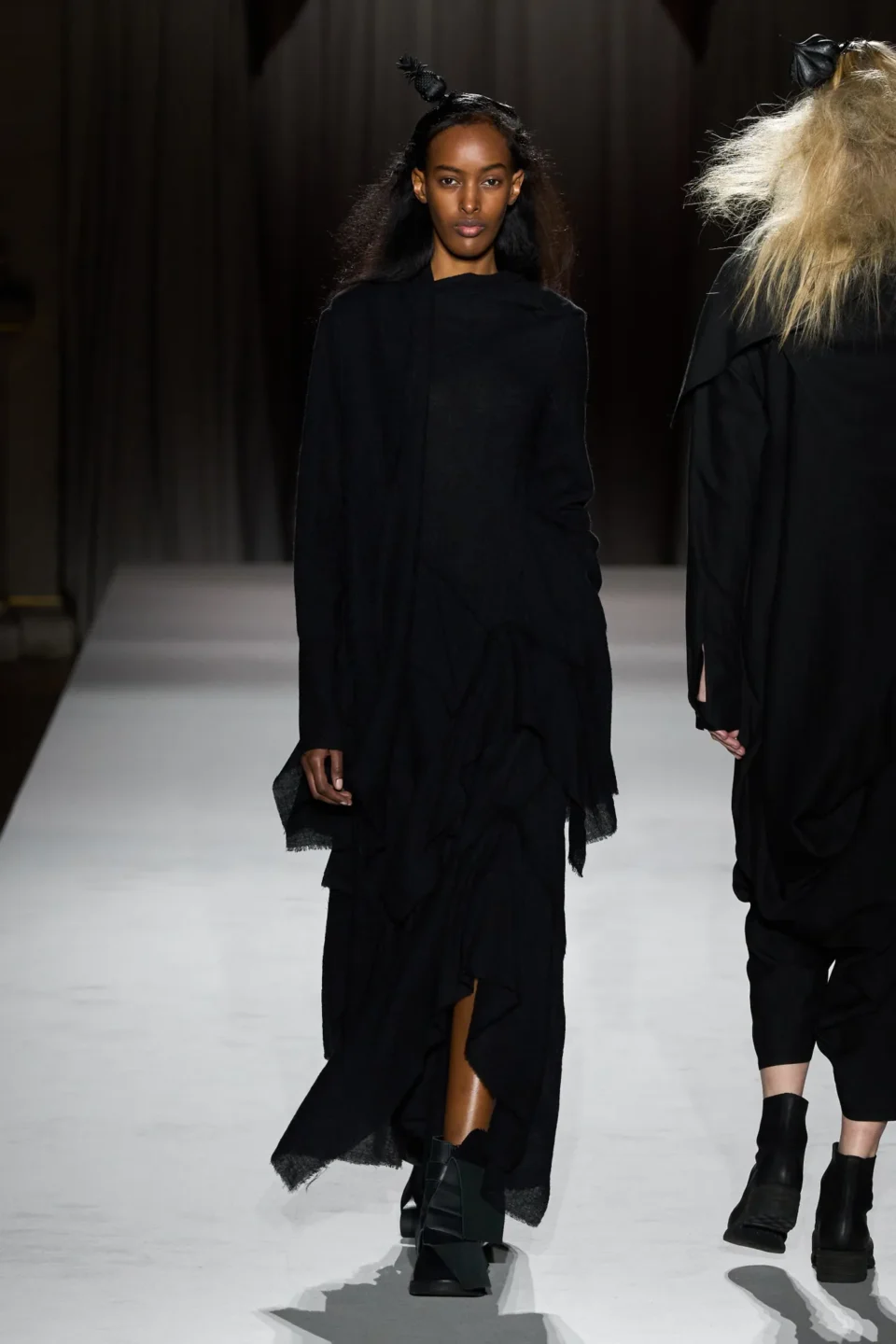 00016-yohji-yamamoto-fall-2025-ready-to-wear-credit-gorunway