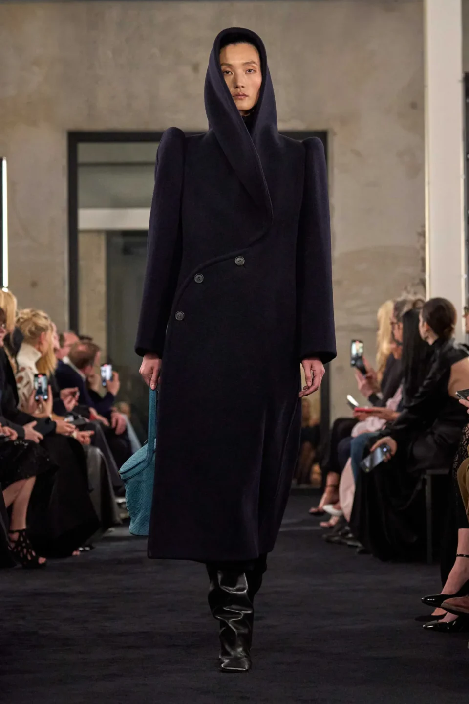 00017-alaia-fall-2025-ready-to-wear-credit-brand