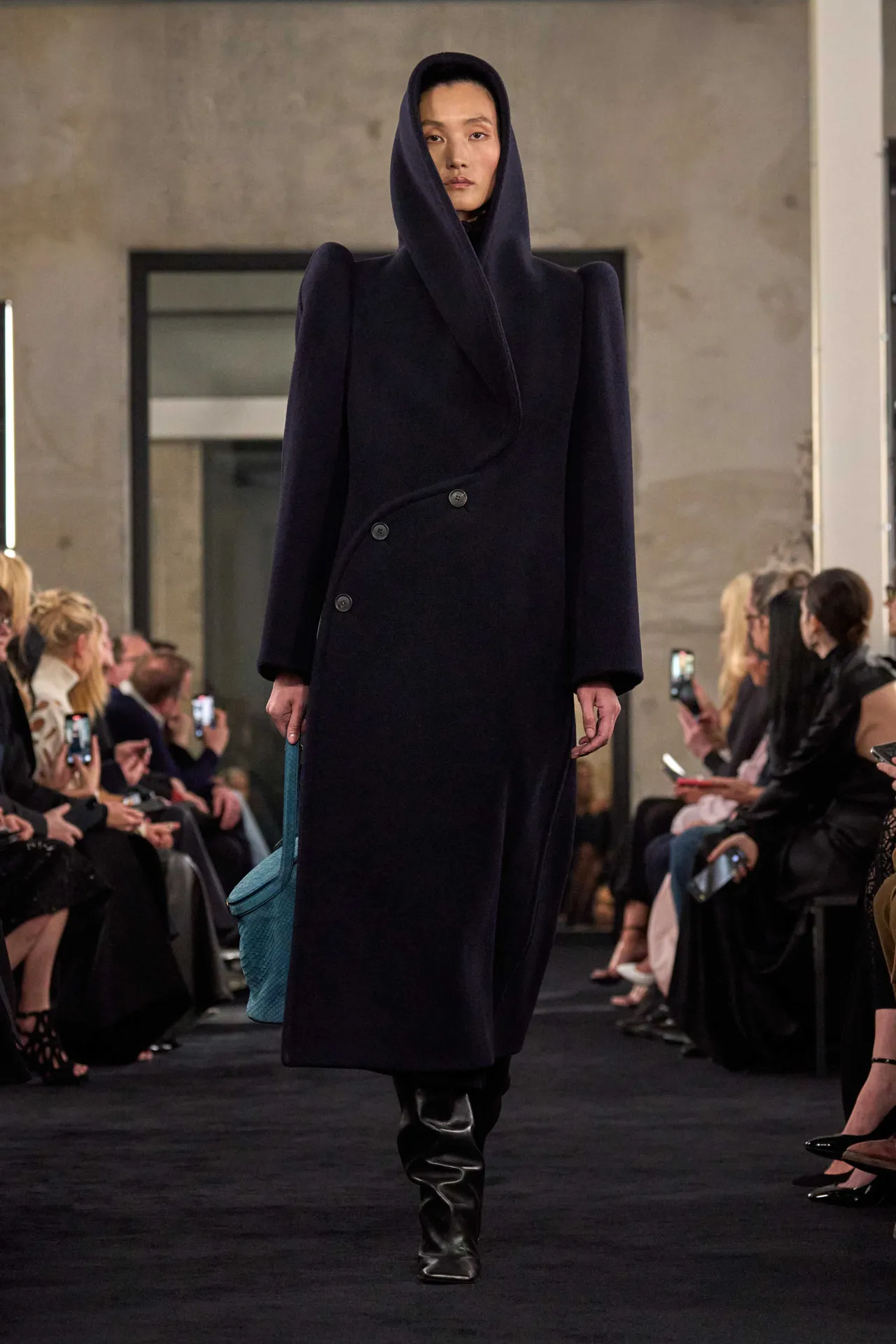 00017-alaia-fall-2025-ready-to-wear-credit-brand