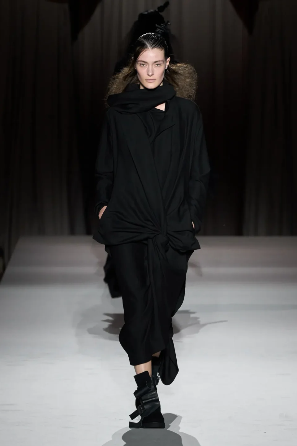 00017-yohji-yamamoto-fall-2025-ready-to-wear-credit-gorunway