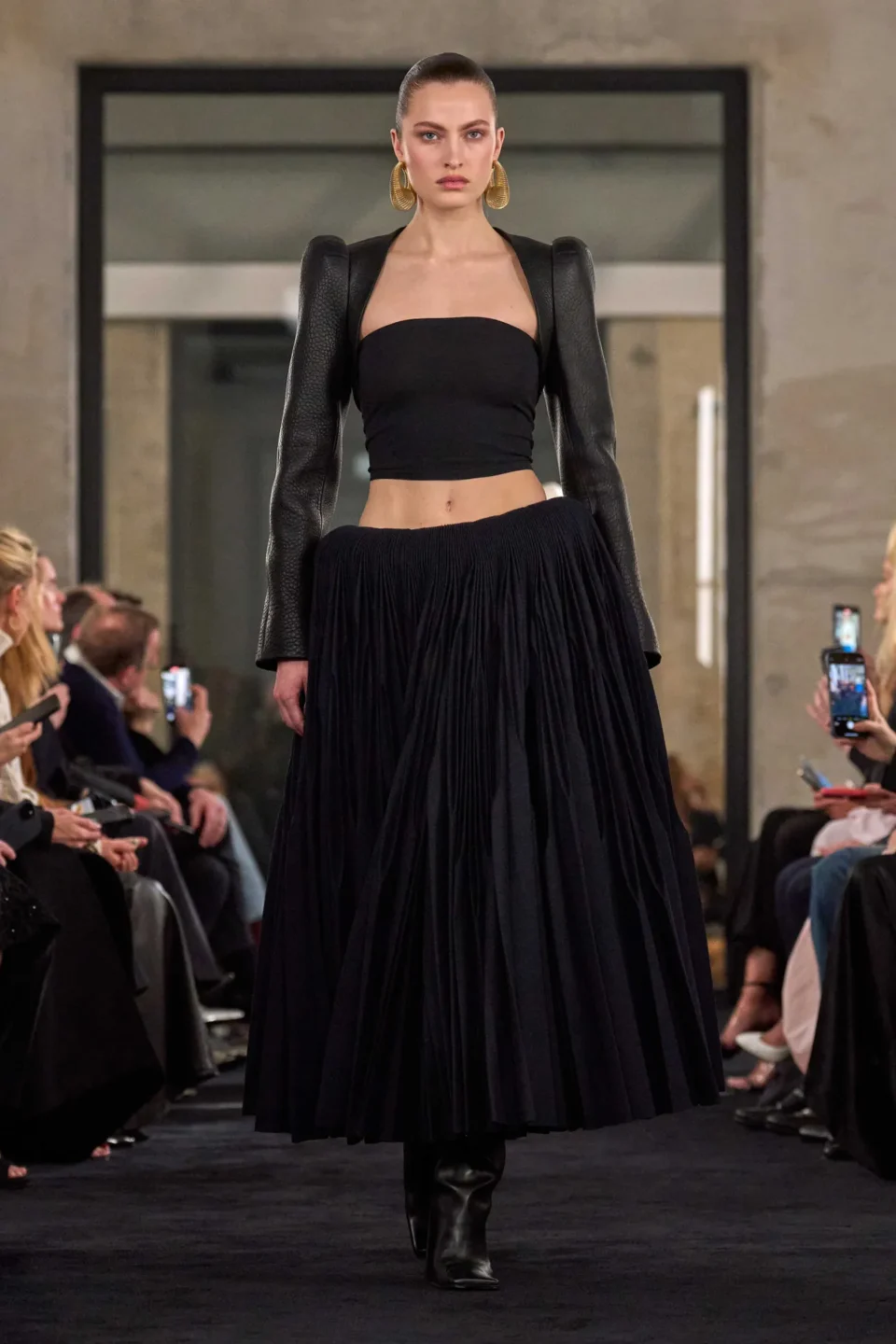 00018-alaia-fall-2025-ready-to-wear-credit-brand