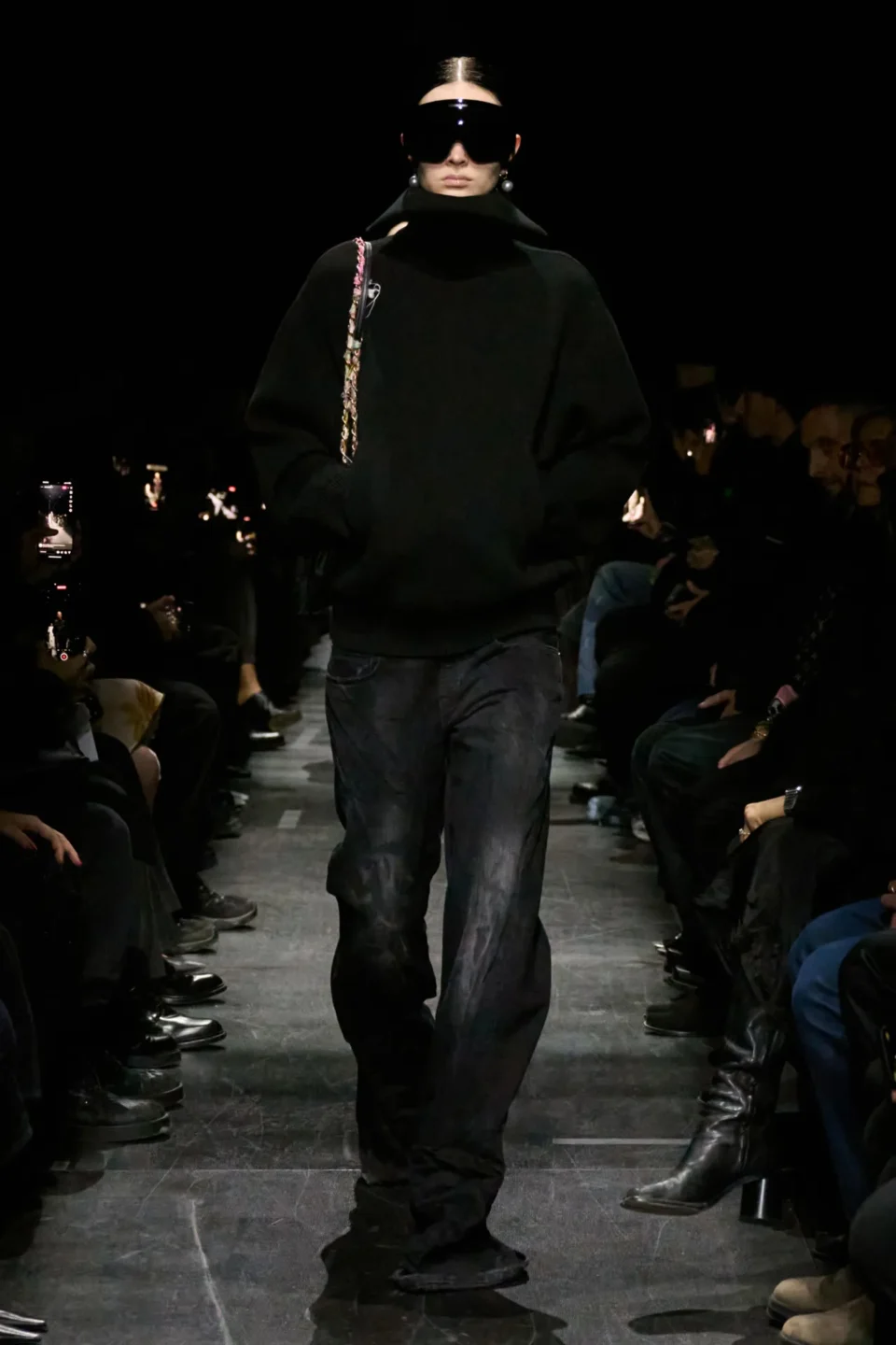 00018-balenciaga-fall-2025-ready-to-wear-credit-gorunway