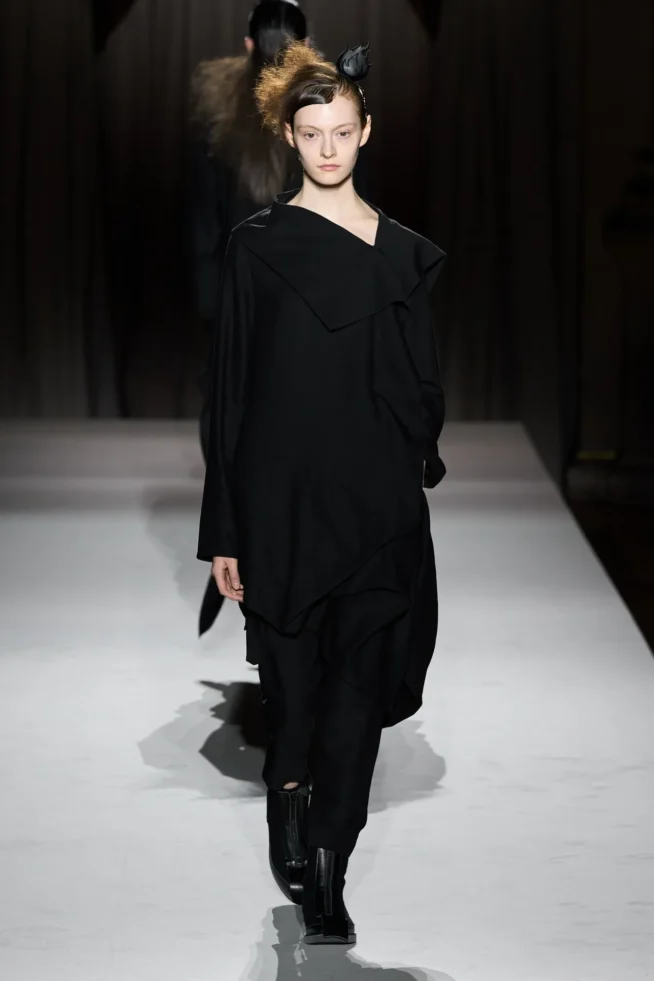 00018-yohji-yamamoto-fall-2025-ready-to-wear-credit-gorunway