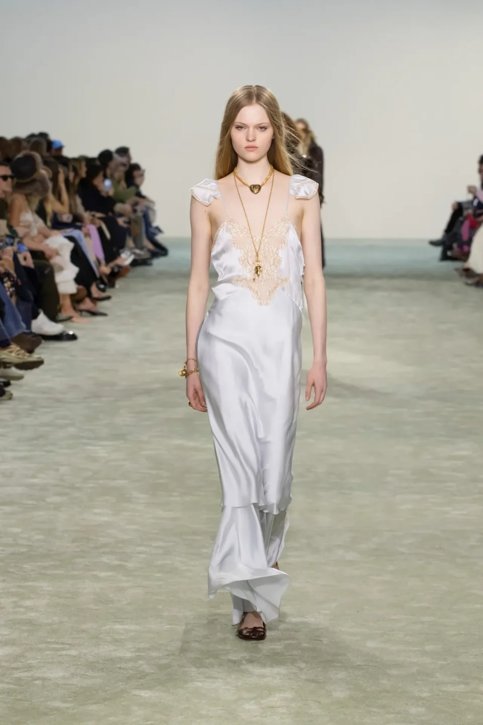 00020-chloe-fall-2025-ready-to-wear-credit-brand