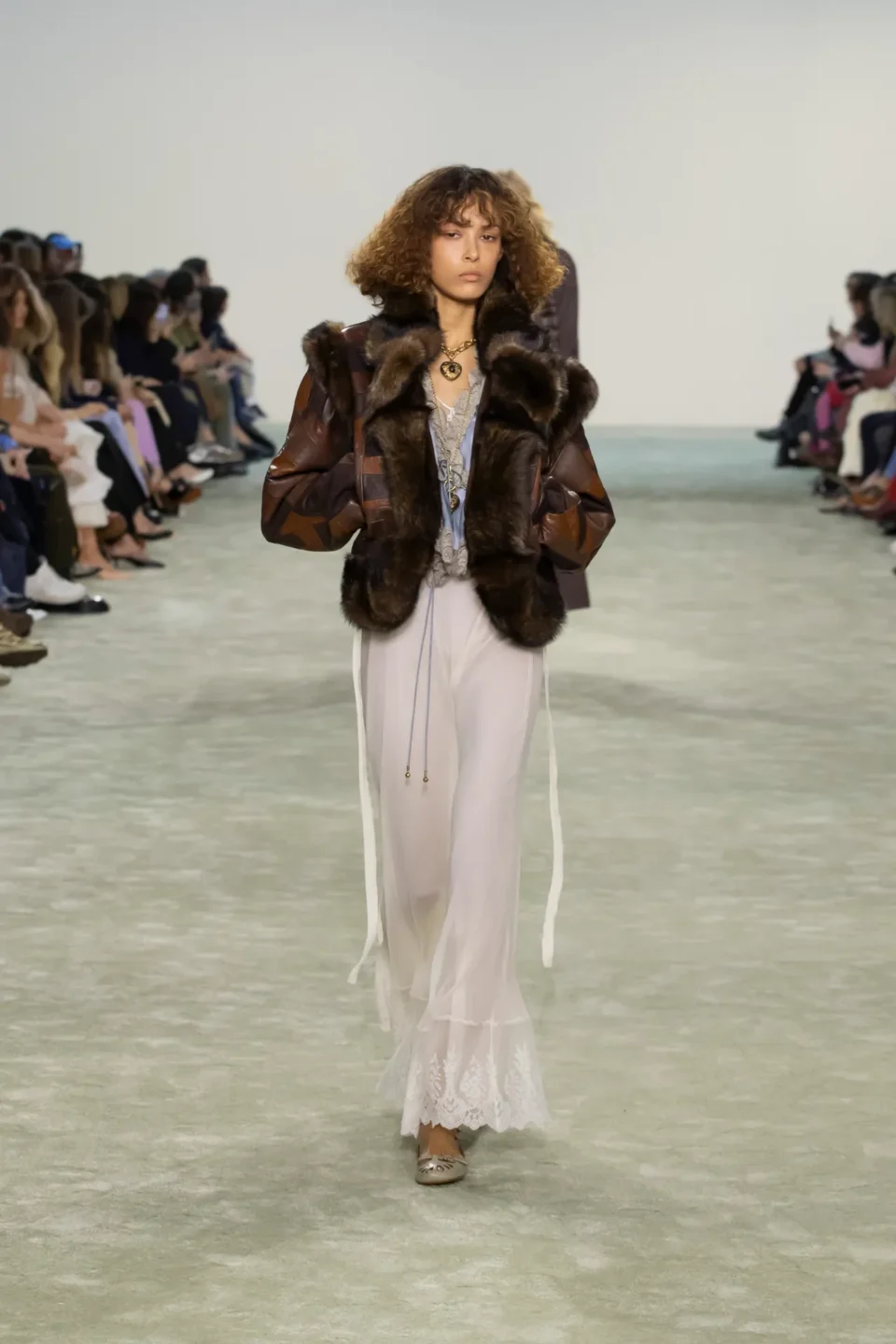 00021-chloe-fall-2025-ready-to-wear-credit-brand