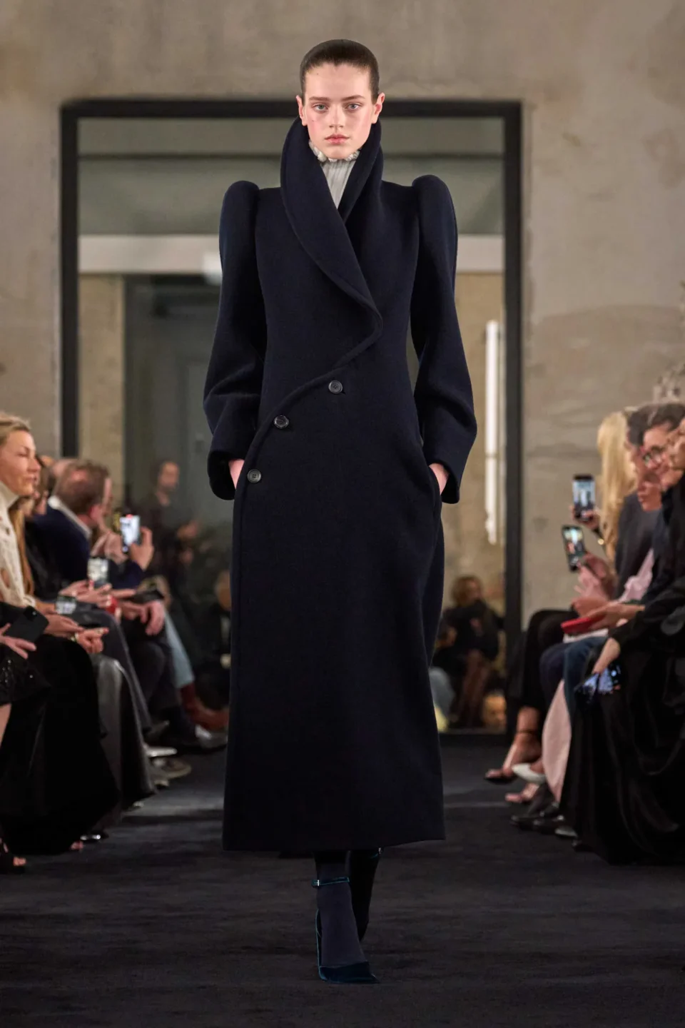 00022-alaia-fall-2025-ready-to-wear-credit-brand